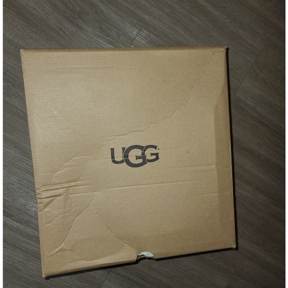 Cream UGGs, brand new, never worn, size 9 - Picture 2 of 6